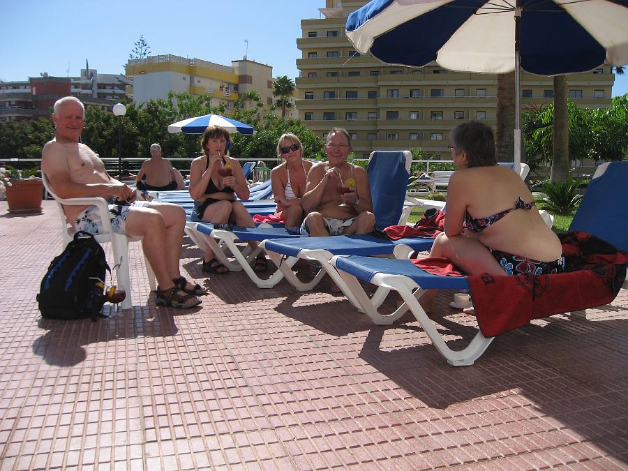 IMG_2290.JPG - Hela gänget samlat vid poolen