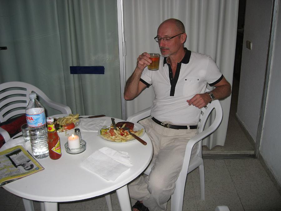 IMG_2325.JPG - Med en öl slinker det mesta ner