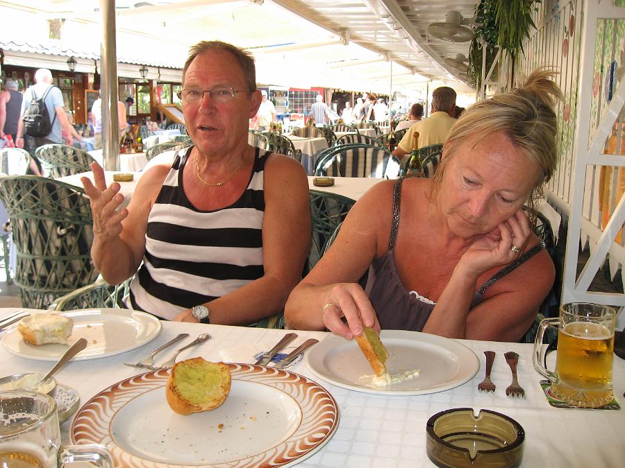 IMG_2332.JPG - Lunchen inleddes med vitlöksbröd, MYCKET vitlök