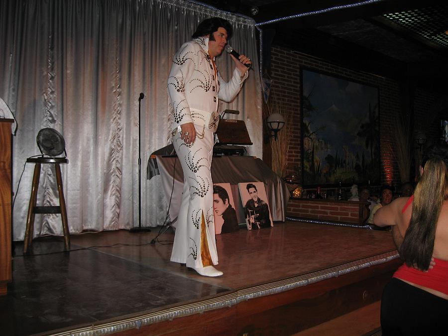 IMG_2345.JPG - Elvis gör sitt bästa